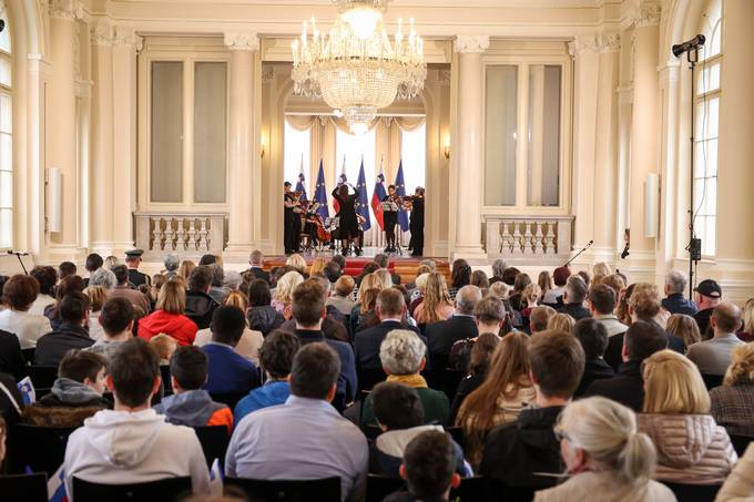 V poastitev dravnega praznika dneva upora proti okupatorju dan odprtih vrat v Predsedniki palai